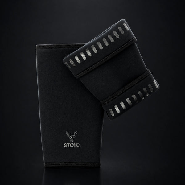 Stoic 7mm knee sleeves for weightlifting in Black Label, the pair arranged with one sleeve showing the phoenix logo on its front and the other turned to reveal the silicone grip dashes inside the cuffs.
